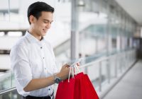 Bạn có thể dùng việc mua sắm đồ mới cho mình, cho gia đình để giải giải đen lô đề