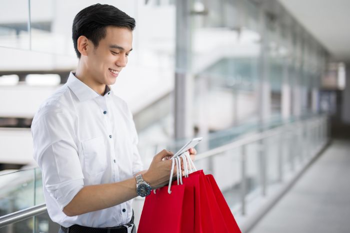 Bạn có thể dùng việc mua sắm đồ mới cho mình, cho gia đình để giải giải đen lô đề